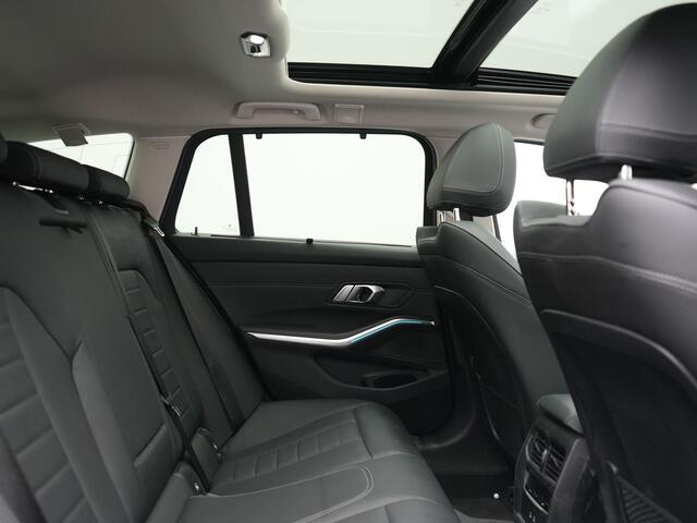 BMW 3-SERIE Touring 330e Luxury Line PHEV 293pk Dealer O.H. | Trekhaak Af Fabriek | Panodak | 360 Camera | Lederen Sportstoelen Memory & Verwarmd | Keyless | Blis | Sfeerverlichting | Apple Carplay | Navigatie | DAB | Plug In Hybrid |