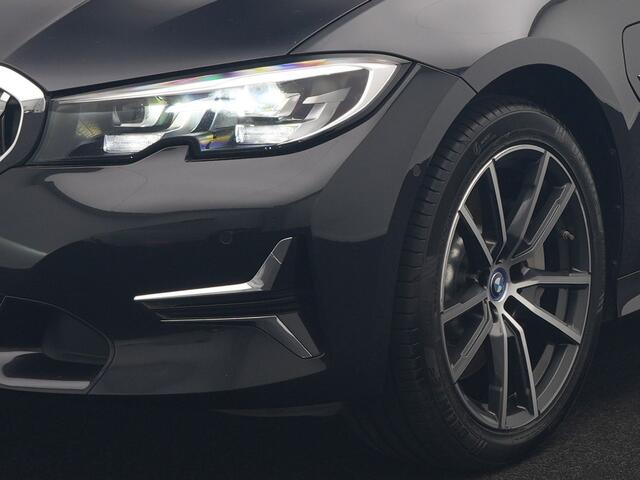 BMW 3-SERIE Touring 330e Luxury Line PHEV 293pk Dealer O.H. | Trekhaak Af Fabriek | Panodak | 360 Camera | Lederen Sportstoelen Memory & Verwarmd | Keyless | Blis | Sfeerverlichting | Apple Carplay | Navigatie | DAB | Plug In Hybrid |