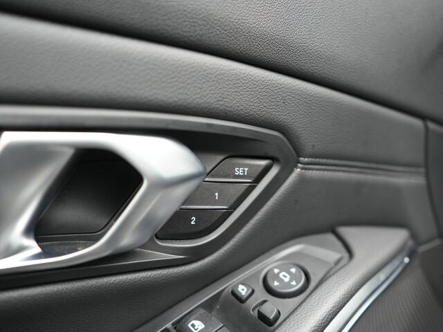 BMW 3-SERIE Touring 330e Luxury Line PHEV 293pk Dealer O.H. | Trekhaak Af Fabriek | Panodak | 360 Camera | Lederen Sportstoelen Memory & Verwarmd | Keyless | Blis | Sfeerverlichting | Apple Carplay | Navigatie | DAB | Plug In Hybrid |