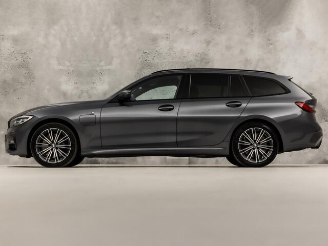 BMW 3-SERIE 330e M Sport High Executive 292Pk Automaat (PANORAMADAK, M PAKKET, APPLE CARPLAY, CAMERA, LEDER/ALCANTARA, SFEERVERLICHTING, GETINT GLAS, ELEK ACHTERKLEP, STOELVERWARMING, NIEUWSTAAT)