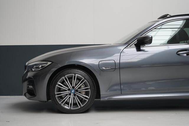 BMW 3-SERIE Touring 330e High Executive | SoH 90% | Panoramadak | Trekhaak | Memory | Stuurverwarming | Carplay | Stoelverwarming