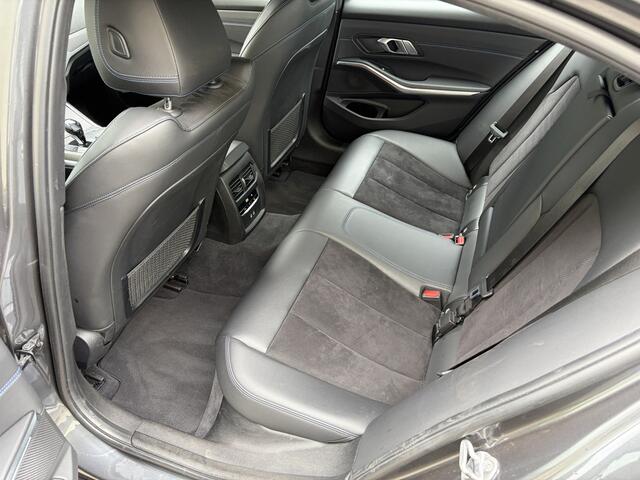 BMW 3-SERIE 318i High Executive / AUTOMAAT / NAVI / M-PAKKET / INCL BTW