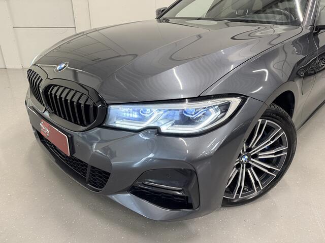 BMW 3-SERIE Touring 330e M-Sport PANO/LASER/HEAD-UP/CAMERA/ACC/SFEER/M-SPORTSTOELEN/KEYLESS/18"/CARPLAY/DONKERE-HEMEL/SHADOW-LINE/MINERAL-GRAU/VOLLLEDIG BMW DEALER HISTORIE