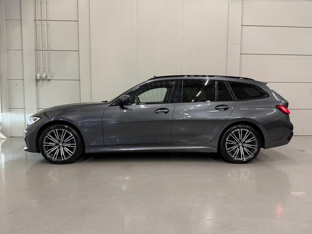 BMW 3-SERIE Touring 330e M-Sport PANO/LASER/HEAD-UP/CAMERA/ACC/SFEER/M-SPORTSTOELEN/KEYLESS/18"/CARPLAY/DONKERE-HEMEL/SHADOW-LINE/MINERAL-GRAU/VOLLLEDIG BMW DEALER HISTORIE