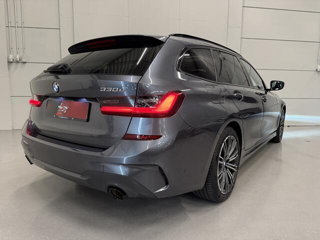 BMW 3-SERIE Touring 330e M-Sport PANO/LASER/HEAD-UP/CAMERA/ACC/SFEER/M-SPORTSTOELEN/KEYLESS/18"/CARPLAY/DONKERE-HEMEL/SHADOW-LINE/MINERAL-GRAU/VOLLLEDIG BMW DEALER HISTORIE