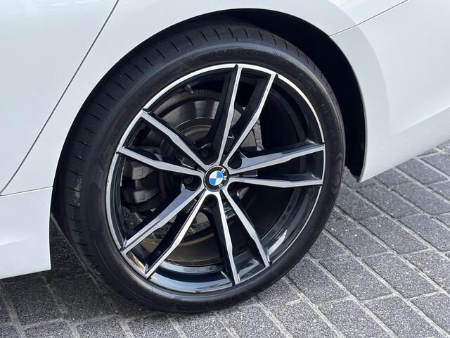 BMW 3-SERIE 320i High Executive Edition M Pakket / HUD / LED / NL Auto / 2019