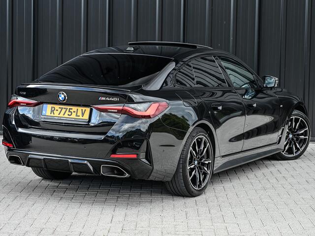 BMW 4-SERIE Gran Coupé M440i xDrive HIGH EXECUTIVE | M-SPORT PAKKET | SHADOW LINE | COMFORT ACCESS | MEMORY SEATS | HEAD-UP DISPLAY | ADAPTIVE CRUISE | VIRTUAL COCKPIT | STOEL - EN STUURVERWARMING | ACHTERBANK VERWARMING | EL. TREKHAAK