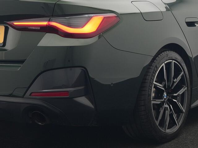 BMW 4-SERIE Gran Coupé 430i M Sport 245pk Dealer O.H Sanremo Green | Panodak | Lederen Competition Stoelen Memory & Verwarmd | Adaptive Onderstel | 360 Camera | Harman & Kardon | 19" L.M | Carbon | Apple Carplay | Navigatie | Blis | Virtual | DAB |