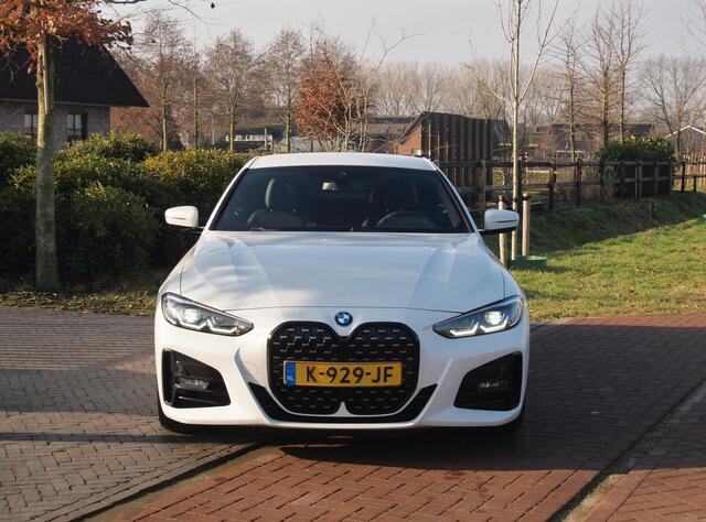 BMW 4-SERIE Coupé 420i | M-Pakket | Camera | Sfeerverlichting | NL-Auto |