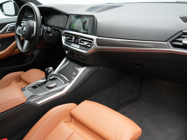 BMW 4-SERIE Coupé 430i M Sport 245pk Dealer O.H Sanremo Green | Panodak | Lederen Competition Stoelen Memory & Verwarmd | Adaptive Onderstel | 360 Camera | Harman & Kardon | 19" L.M | Carbon | Apple Carplay | Navigatie | Blis | Virtual | DAB |