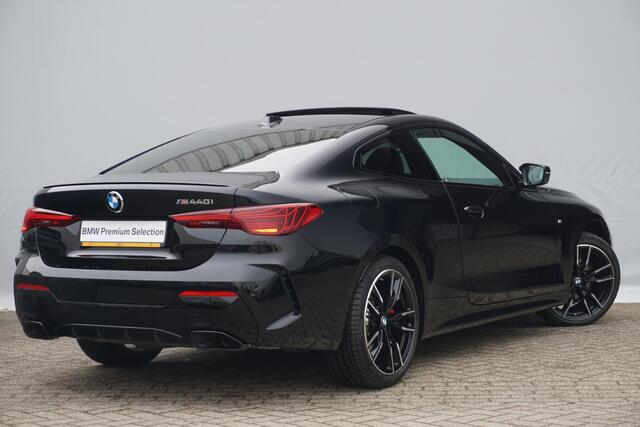 BMW 4-SERIE Coupé M440i xDrive M Sport Pro | Schuif-/kanteldak / Driving Assistant Professional / Head-up / Rondomzicht camera / Harman Kardon / Adaptief M onderstel / Comfort Pack