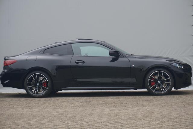 BMW 4-SERIE Coupé M440i xDrive M Sport Pro | Schuif-/kanteldak / Driving Assistant Professional / Head-up / Rondomzicht camera / Harman Kardon / Adaptief M onderstel / Comfort Pack