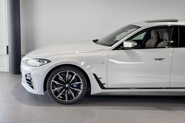BMW 4-SERIE Gran Coupé M440i xDrive High Executive | M Sport | Glazen Schuif-/kanteldak | Stoelverwarming | Head-Up Display |