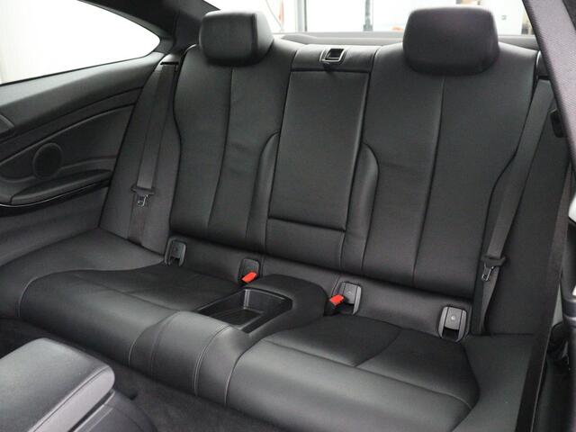 BMW 4-SERIE Coupé 418i High Executive M-sport | Stoelverwarming | Leder | Cruise control | Park assist | Sfeerverlichting | Climate control | Navigatie |