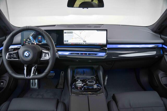 BMW 5-SERIE Sedan 530e M Sportpakket / 20 inch / Glazen panoramadak / Verwarmde stoelen voor en achter / Harman Kardon