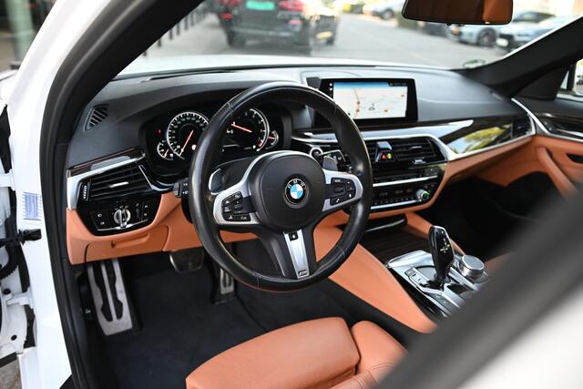BMW 5-SERIE Touring 540i xDrive High Executive M-sport Automaat / Panoramadak / Trekhaak / Head-up Display / Parking Assistant Plus / Adaptief onderstel / 20"LM-velgen