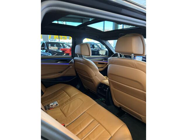 BMW 5-SERIE Touring 520i High Executive M Sport | Facelift | Panoramadak | Luxe lederen bekleding | Laser-LED | Nederlands geleverd | Memory seats | Sfeerverlichting | Apple carplay | Adaptief onderstel | Keyless | Cruise control | Climate control | Stoelverwarming |