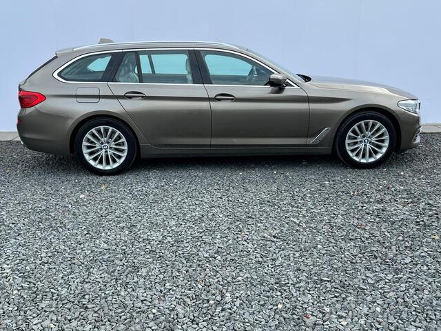 BMW 5-SERIE Touring 520i High Executive Luxeryline - Elfenbeinweiss bekleding - Memorystoelen - Trekhaak - 1e Eigenaar - Auto door ons geleverd en onderhouden