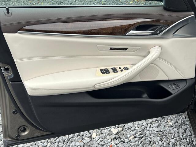 BMW 5-SERIE Touring 520i High Executive Luxeryline - Elfenbeinweiss bekleding - Memorystoelen - Trekhaak - 1e Eigenaar - Auto door ons geleverd en onderhouden