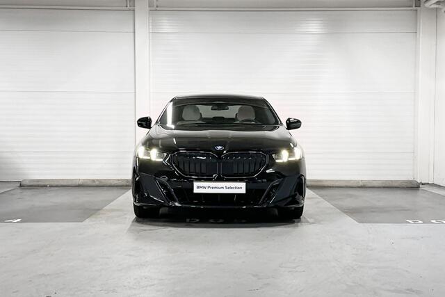 BMW 5-SERIE Sedan 550e xDrive | M-Sport Pro | Travel Pack | Innovation Pack | Comfort Pack | Bowers&Wilkins | Panoramadak | Comfort Access