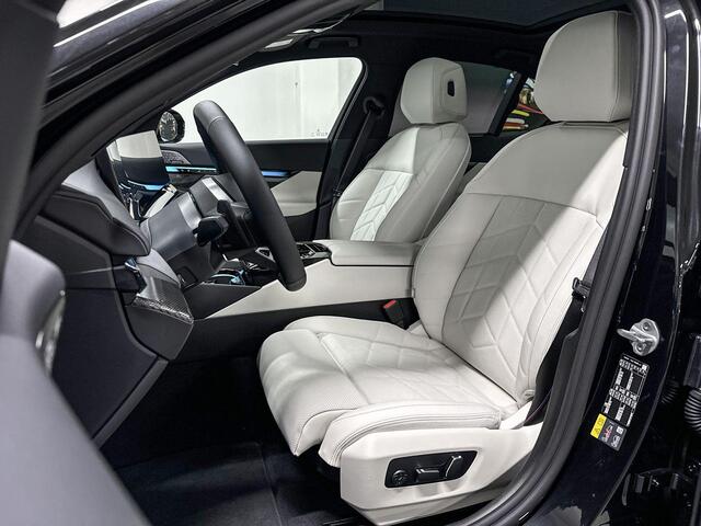 BMW 5-SERIE Sedan 550e xDrive | M-Sport Pro | Travel Pack | Innovation Pack | Comfort Pack | Bowers&Wilkins | Panoramadak | Comfort Access