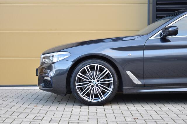 BMW 5-SERIE 520i High Executive * M Sportpakket * Comfortstoelen * HIFI * Head-up * Grootlichtassistent *