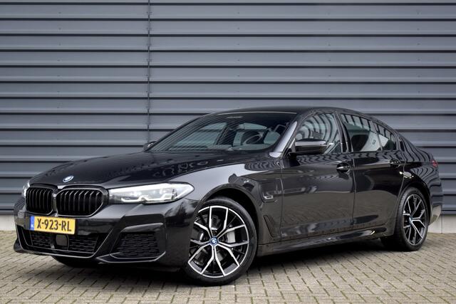 BMW 5-SERIE 530e High Executive M Sport | Adaptive Cruise Control | Trekhaak Wegklapbaar | 19'' M Velgen | Stuurverwarming | CarPlay | Camera |