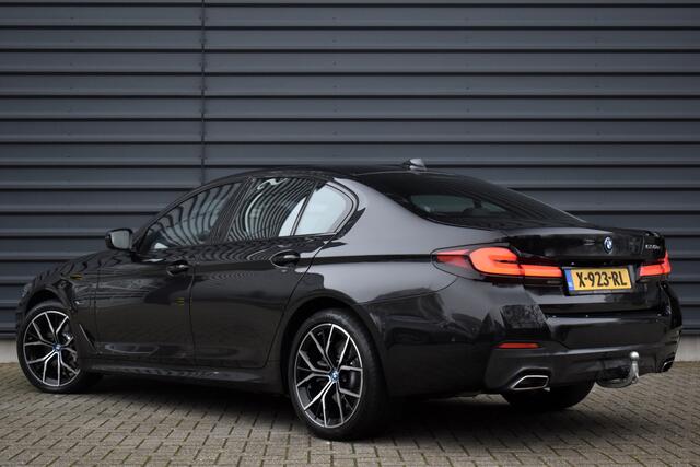BMW 5-SERIE 530e High Executive M Sport | Adaptive Cruise Control | Trekhaak Wegklapbaar | 19'' M Velgen | Stuurverwarming | CarPlay | Camera |