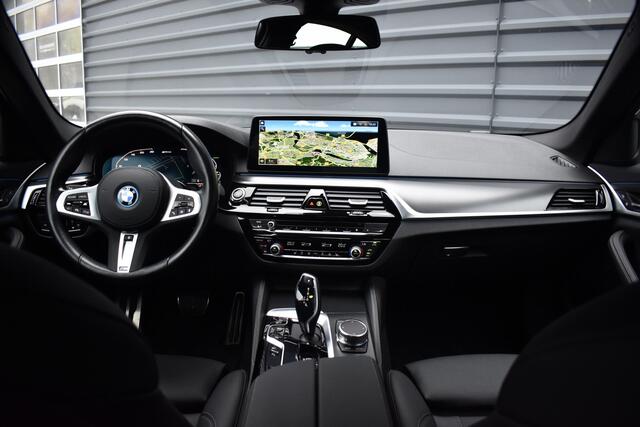 BMW 5-SERIE 530e High Executive M Sport | Adaptive Cruise Control | Trekhaak Wegklapbaar | 19'' M Velgen | Stuurverwarming | CarPlay | Camera |