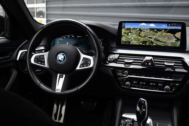 BMW 5-SERIE 530e High Executive M Sport | Adaptive Cruise Control | Trekhaak Wegklapbaar | 19'' M Velgen | Stuurverwarming | CarPlay | Camera |