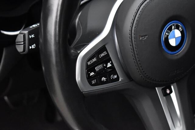 BMW 5-SERIE 530e High Executive M Sport | Adaptive Cruise Control | Trekhaak Wegklapbaar | 19'' M Velgen | Stuurverwarming | CarPlay | Camera |