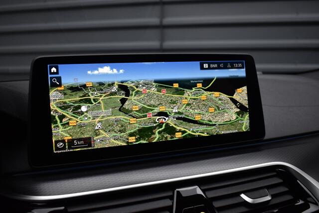 BMW 5-SERIE 530e High Executive M Sport | Adaptive Cruise Control | Trekhaak Wegklapbaar | 19'' M Velgen | Stuurverwarming | CarPlay | Camera |