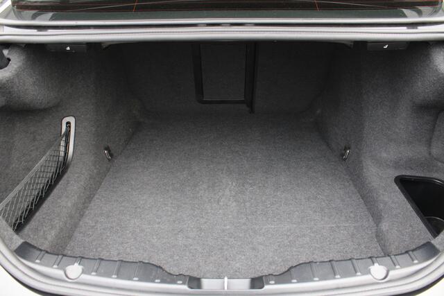 BMW 5-SERIE 518d Corporate Lease High Executive | Afn. Trekhaak | Schuifdak | Verw. Voorstoelen | Parkeersensoren V+A