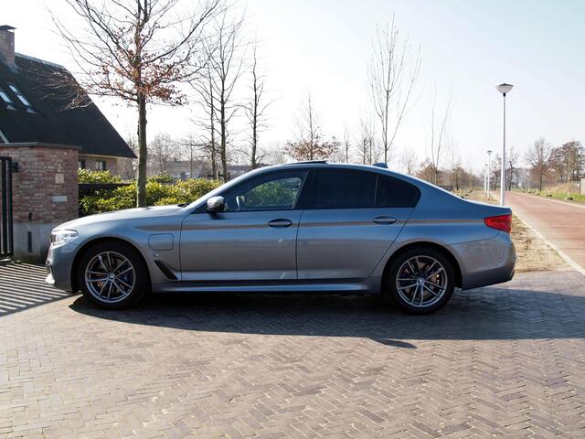 BMW 5-SERIE 530e iPerformance Executive | M-Pakket | Schuifdak | Camera | Dealer Onderhouden | NL-Auto |