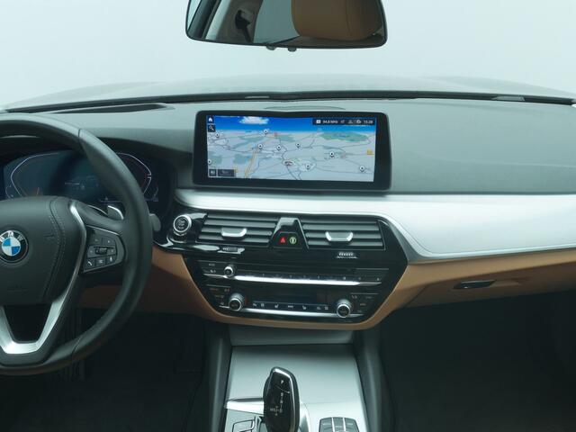 BMW 5-SERIE Touring 530i Sportline Automaat | Lederen Sportstoelen Elektrisch & Verwarmd | Head Up | Virtual | Navigatie Groot | Apple Carplay | Camera | L.M. 18" | DAB |