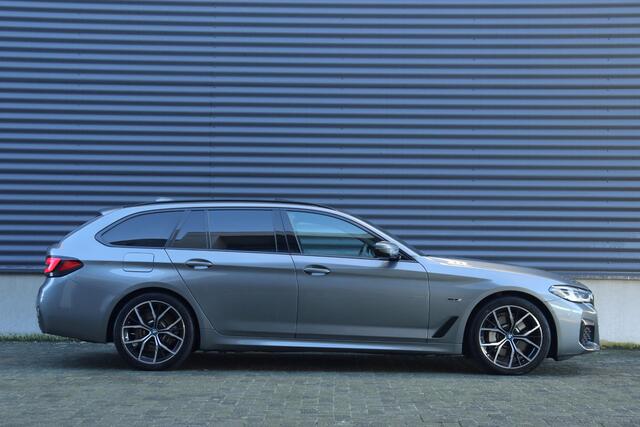 BMW 5-SERIE Touring 530e xDrive | High Executive | M Sportpakket | Trekhaak | Panodak | Head-Up | Laserlights | Elektr. Voorstoelen | Parking Assistant | Comfort Access | 19''LMV