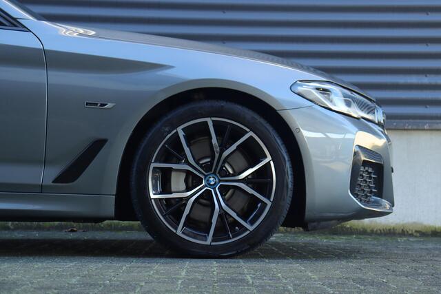 BMW 5-SERIE Touring 530e xDrive | High Executive | M Sportpakket | Trekhaak | Panodak | Head-Up | Laserlights | Elektr. Voorstoelen | Parking Assistant | Comfort Access | 19''LMV