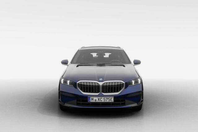 BMW 5-SERIE Touring 530e xDrive | Comfort Pack | 19" LM Triplexspaak (Styling 933) Silber