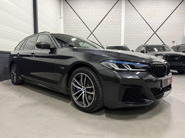 BMW 5-SERIE Touring 530e xDrive M-Sport HEAD-UP/LASER/ACC/TREKHAAK/360CAMERA/ALCANTARA/KEYLESS/SHADOW-LINE/DRIVING ASS PRO/SFEER/STUUR+STOELVERWARMING/LIVE COCKPIT/M-AERODYNAMIC/SOPHISTOGRAU/VOLLEDIG BMW DEALER HISTORIE