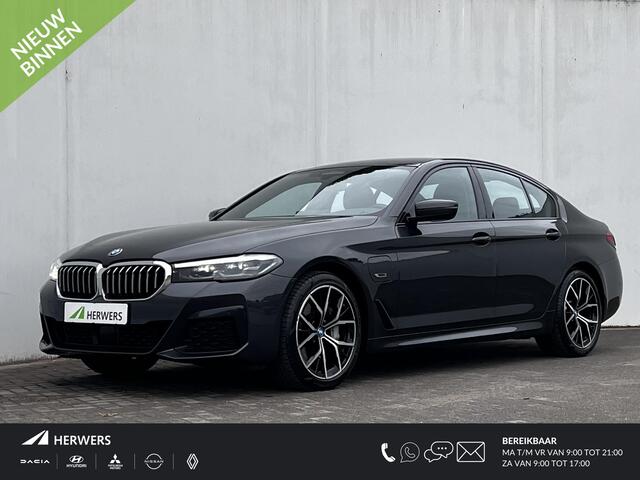 BMW 5-SERIE 545e xDrive Executive Automaat / Dealer onderhouden / 6 cilinder / Accu SoH 92% / M sportpakket xDrive / Trekgewicht 2.000 kg / EAER 55 km / Adapt. CC / Neerklapbare bank met ski-luik /