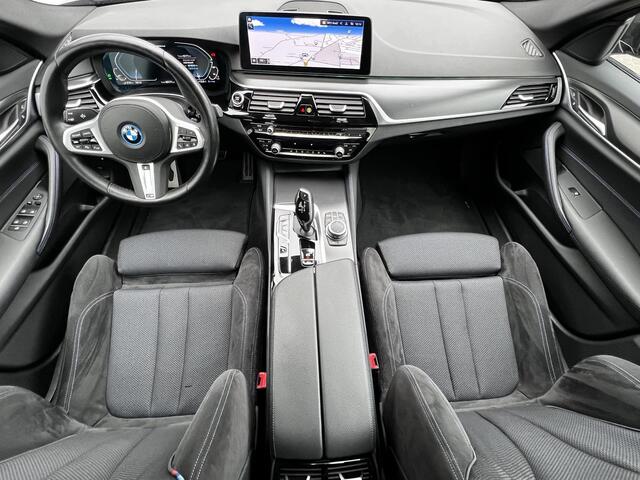 BMW 5-SERIE 545e xDrive Executive Automaat / Dealer onderhouden / 6 cilinder / Accu SoH 92% / M sportpakket xDrive / Trekgewicht 2.000 kg / EAER 55 km / Adapt. CC / Neerklapbare bank met ski-luik /