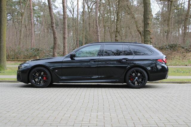 BMW 5-SERIE Touring 540d xDrive Touring High Executive M SPORTPAKKET PRO, Panoramadak elektrisch, Head-Up Display, Stuurwielverwarming, Stoelventilatie, Massagestoelen, Standkachel, Driving assistent plus, Laserlicht, Parkeerhulpsysteem Plus, Harman Kardon, Elektrisc