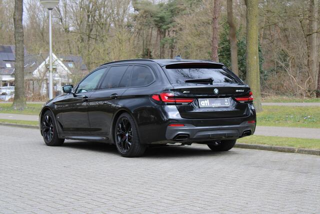 BMW 5-SERIE Touring 540d xDrive Touring High Executive M SPORTPAKKET PRO, Panoramadak elektrisch, Head-Up Display, Stuurwielverwarming, Stoelventilatie, Massagestoelen, Standkachel, Driving assistent plus, Laserlicht, Parkeerhulpsysteem Plus, Harman Kardon, Elektrisc
