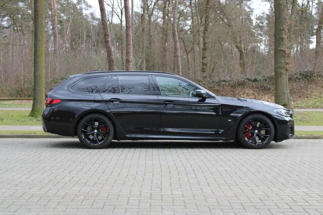 BMW 5-SERIE Touring 540d xDrive Touring High Executive M SPORTPAKKET PRO, Panoramadak elektrisch, Head-Up Display, Stuurwielverwarming, Stoelventilatie, Massagestoelen, Standkachel, Driving assistent plus, Laserlicht, Parkeerhulpsysteem Plus, Harman Kardon, Elektrisc