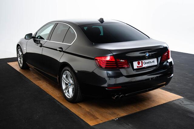 BMW 5-SERIE 520i Executive Driving Experience Control - Ambiance verlichting - Koplampsproeiers - PDC voor/achter - Navigatiesysteem Business - airconditioning 2 zone - Sportstuurwiel met leder bekleed -