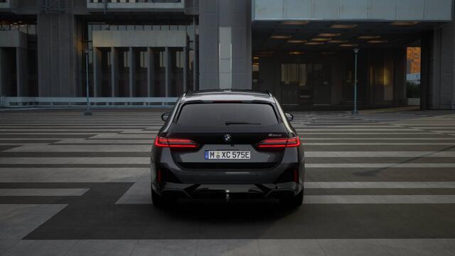 BMW 5-SERIE Touring 530e M Sport Automaat / Panoramadak / Trekhaak / Adaptieve LED / Comfort Access / Stoelventilatie / M Sportonderstel / Parking Assistant Plus