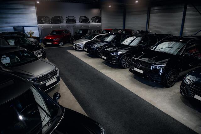 BMW 5-SERIE Touring 520i M-Sport / pano / tr.hk / camera / 20inch