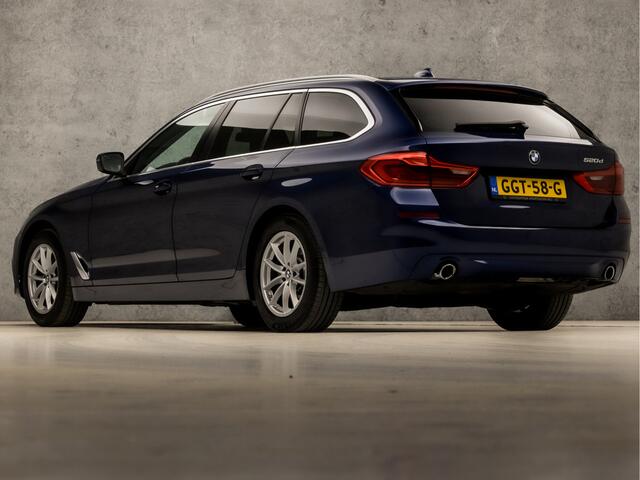 BMW 5-SERIE Touring 520d Executive 191Pk Automaat (PANORAMADAK, VIRTUAL COCKPIT, APPLE CARPLAY, SFEERVERLICHTING, GROOT NAVI, LEDER, ELEK SPORTSTOELEN, STOELVERWARMING, ELEK ACHTERKLEP, GETINT GLAS, TREKHAAK, NIEUWE APK, NIEUW