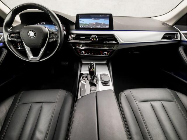 BMW 5-SERIE Touring 520d Executive 191Pk Automaat (PANORAMADAK, VIRTUAL COCKPIT, APPLE CARPLAY, SFEERVERLICHTING, GROOT NAVI, LEDER, ELEK SPORTSTOELEN, STOELVERWARMING, ELEK ACHTERKLEP, GETINT GLAS, TREKHAAK, NIEUWE APK, NIEUW
