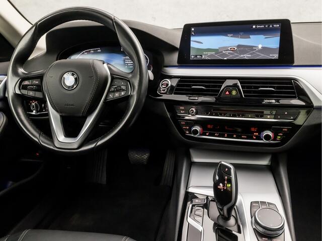 BMW 5-SERIE Touring 520d Executive 191Pk Automaat (PANORAMADAK, VIRTUAL COCKPIT, APPLE CARPLAY, SFEERVERLICHTING, GROOT NAVI, LEDER, ELEK SPORTSTOELEN, STOELVERWARMING, ELEK ACHTERKLEP, GETINT GLAS, TREKHAAK, NIEUWE APK, NIEUW